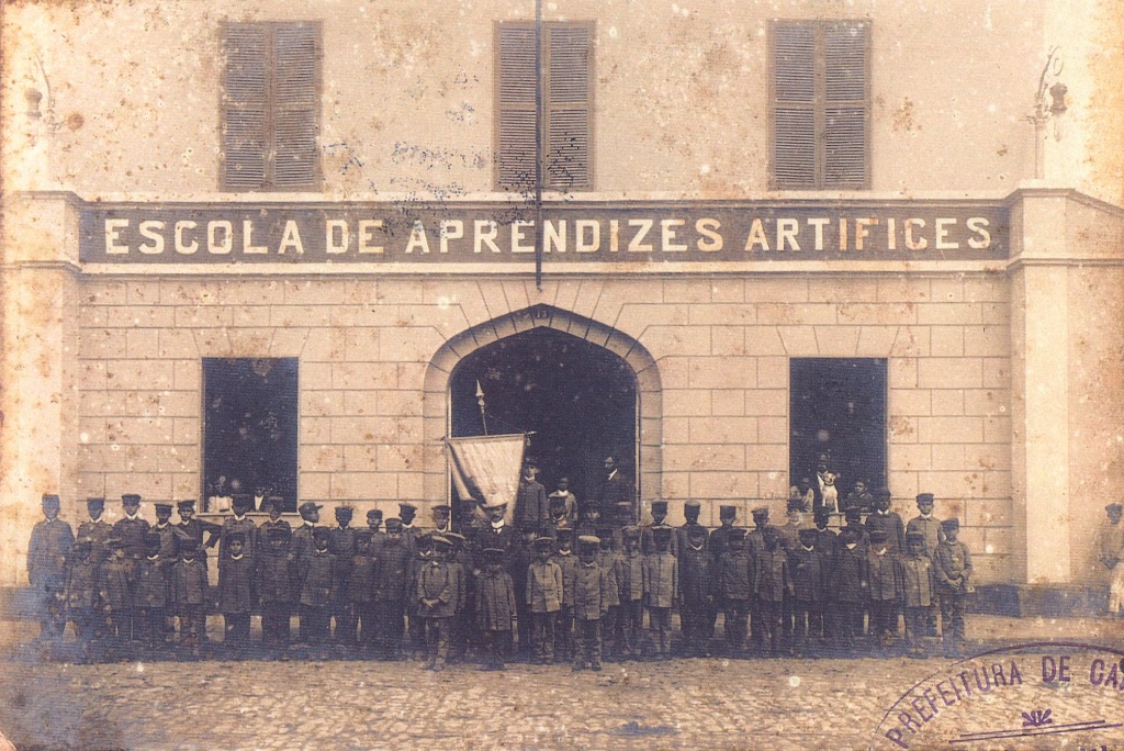 A Escola de Aprendizes e Artífices foi criada em 1909, pelo presidente Nilo Peçanha, com o objetivo de proporcionar oportunidades de trabalho para jovens de classes menos favorecidas.